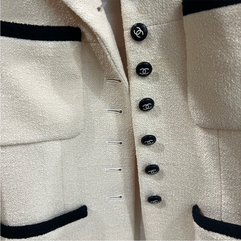 CHANEL CC button, tweed blazer jacket.